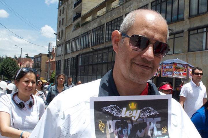 Armando Isaza estaba acompa&ntilde;ado de Pr&iacute;ncipe cuando el enfrentamiento con Juan Sebasti&aacute;n Toro acab&oacute; con la vida de su mascota.