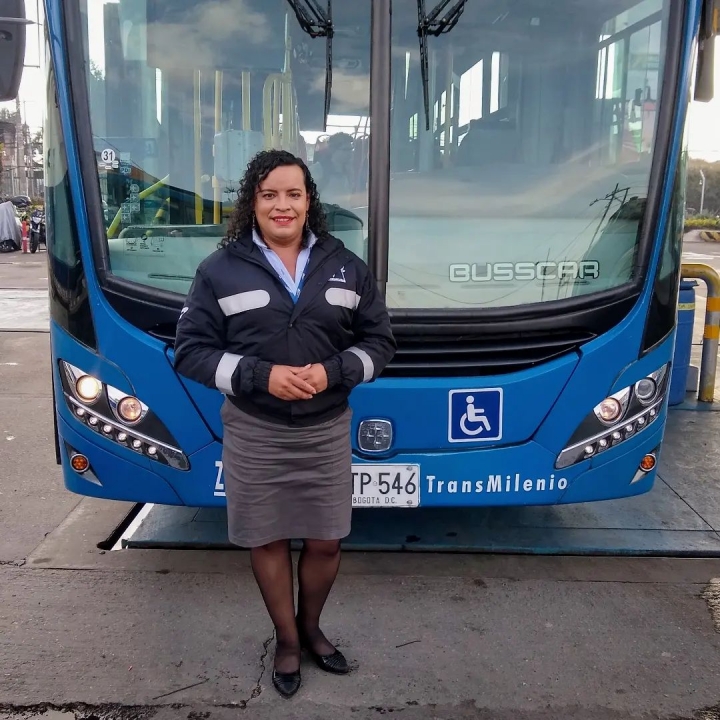 En Tacones detr&aacute;s del Tim&oacute;n: Victoria Tirado la primera mujer trans en conducir SITP