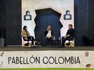 Ligia Trujillo, Jorge Carreño y Manuel Valdivieso sentados en la lectura de poemas en el pabellón Colombia.|||