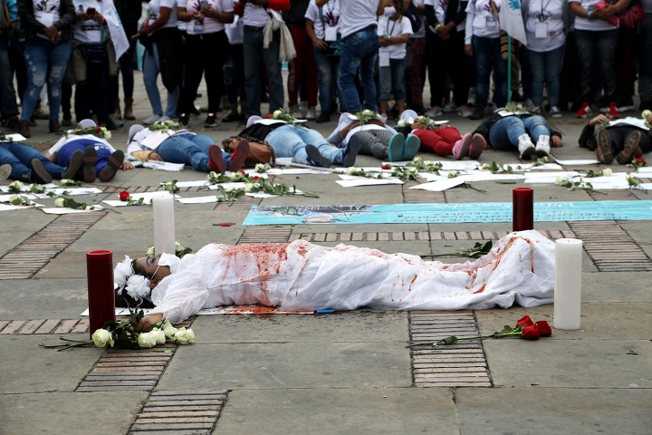 Performance de mujeres de las FARC en la Plaza Sim&oacute;n Bol&iacute;var de Bogot&aacute; (2020)