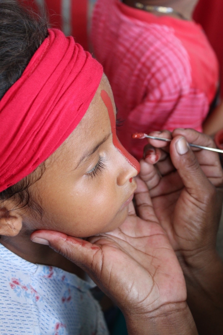 Ni&ntilde;a de la Comunidad La Guasima prepar&aacute;ndose para hacer una presentaci&oacute;n en el d&iacute;a de la raza
