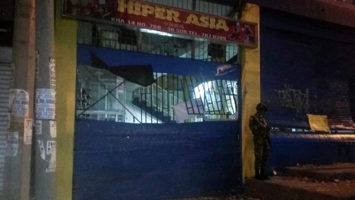 Fachada de Merkandrea e Hiper Asia, custodiados por la fuerza p&uacute;blica al 21 de febrero. Cr&eacute;dito fotograf&iacute;a: Dayana Contreras