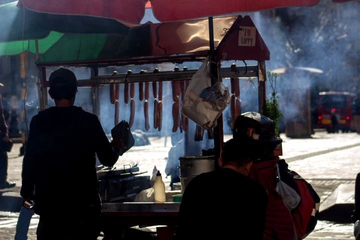 Puesto de chorizo callejeros en el septimazo