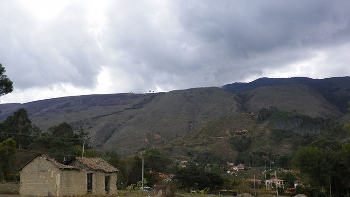El incendio afect&oacute;  la parte superior del cerro, que est&aacute; negra por las llamas