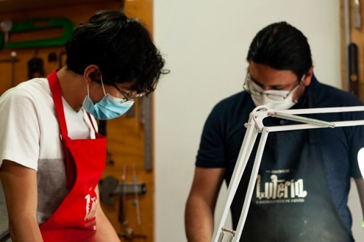 Luis Felipe y su maestro en el proceso de creaci&oacute;n de viol&iacute;n.