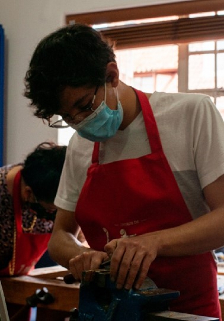 Luis Felipe en el proceso de creaci&oacute;n de viol&iacute;n.