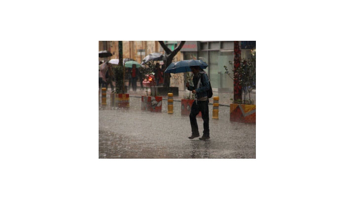 Lluvia en la manifestaci&oacute;n de la MANE