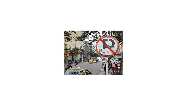 Se&ntilde;al de tr&aacute;nsito estropeada en el centro de la ciudad.