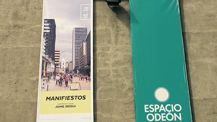 Entrada del Espacio Ode&oacute;n durante la exposici&oacute;n "Manifiestos" del artista Jaime Iregui