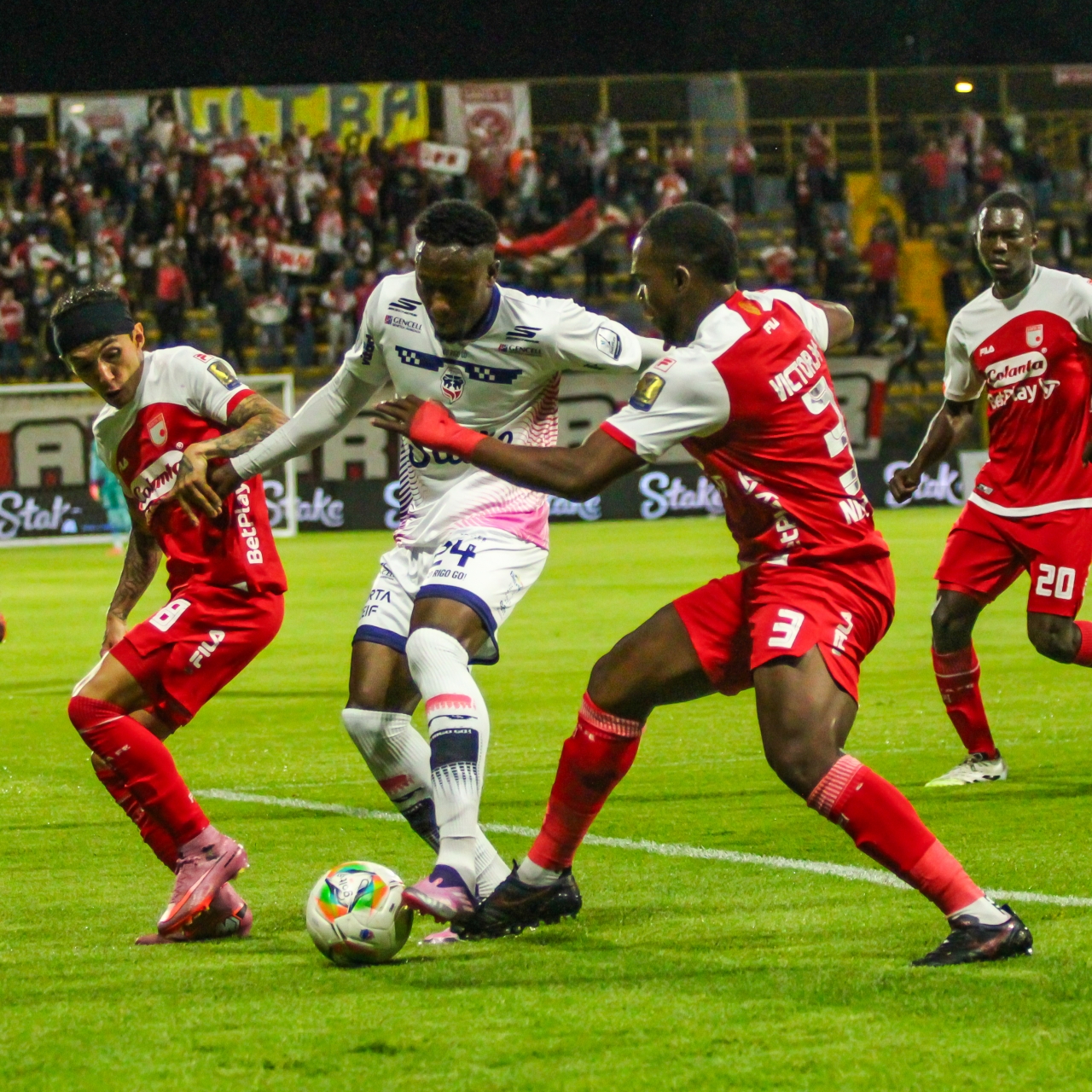 Partido entre Santafe y Fortaleza en el estadio de Techo|||