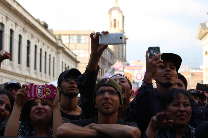 Los asistentes cantaron y bailaron, pero todo ten&iacute;a que quedar registrado en video.