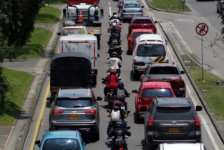 Motociclistas en el tr&aacute;fico.