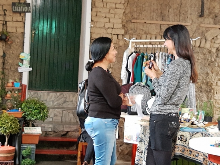 No&euml;lle Schonwald mostrando sus productos en la Expoferia de Mentes