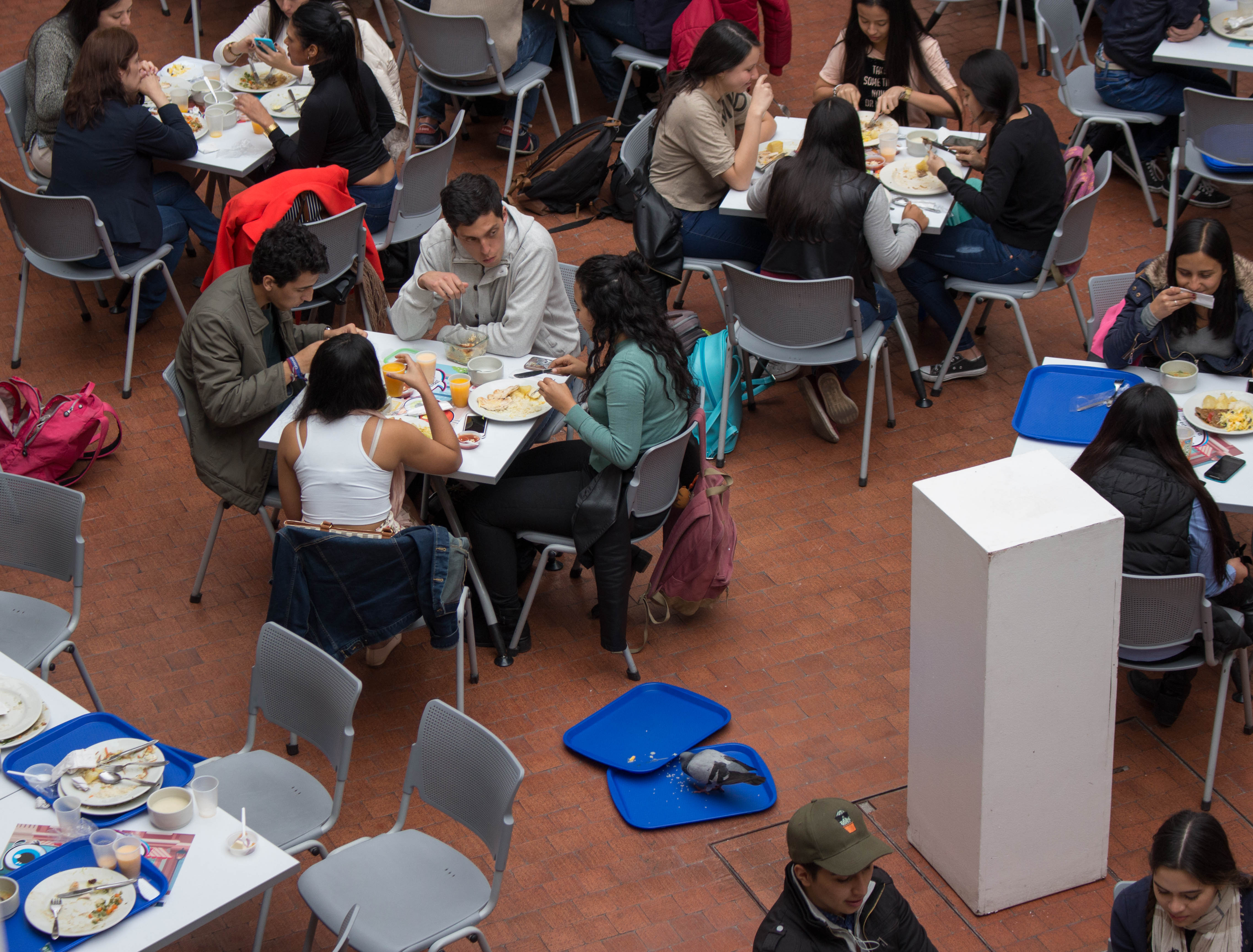 Aunque el personal de limpieza se encuentra constantemente haciendo rondas por las cafeter&iacute;as, es imposible mantener el paso con el desorden de los estudiantes.