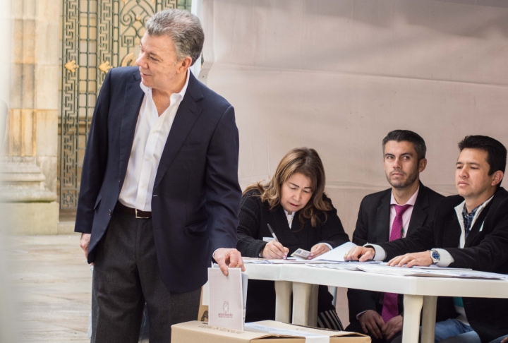 Juan Manuel Santos, presidente de Colombia, votando en la Plaza de Bol&iacute;var el 11 de marzo. Foto: Juli&aacute;n R&iacute;os
