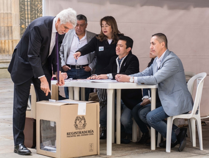 Enrique Pe&ntilde;alosa, alcalde mayor de Bogot&aacute;, votando en la Plaza de Bol&iacute;var. Foto: Juli&aacute;n R&iacute;os