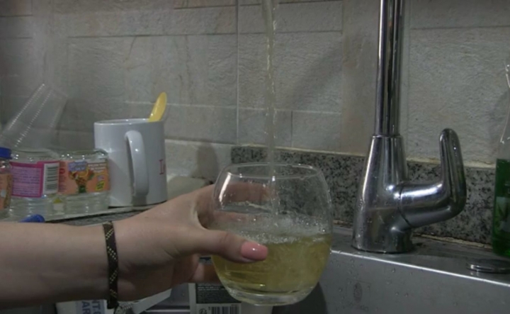 Preocupaci&oacute;n por el color del agua potable en Bogot&aacute;.