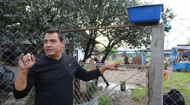 La Fundaci&oacute;n Refugio Milagrinos est&aacute; ubicada en la v&iacute;a Suba-Cota, en Bogot&aacute;, y cuenta en su hogar con m&aacute;s de 130 perros, los cuales son rescatados en su mayor&iacute;a de la localidad de Ciudad Bol&iacute;var. En la imagen Alejandro Garz&oacute;n, uno de los fundadores de Milagrinos.