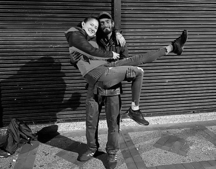 Jacqui Hern&aacute;ndez junto a su amigo  William P&aacute;ez habitante de calle