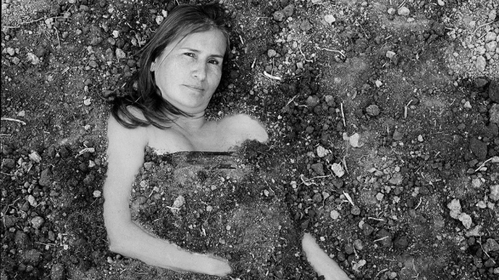 Jacqueline Castillo en el lente de Carlos Saavedra, como parte de la exposici&oacute;n Madres Terra. Tomada de la cuenta de Twitter @MAFAPOBOGOTA