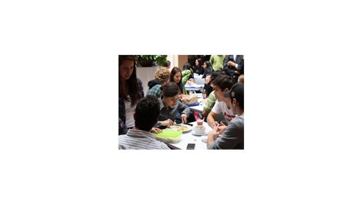 La mayoria de j&oacute;venes universitarios no se alimentan bien a lo largo de su jornada.