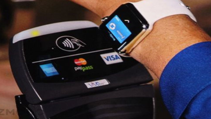 Un usuario del Apple Watch prueba la aplicaci&oacute;n Apple Pay durante la presentaci&oacute;n de Apple este martes.