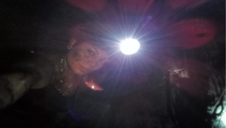 Doris Acero al interior de uno de los t&uacute;neles de la mina de Coscuez.