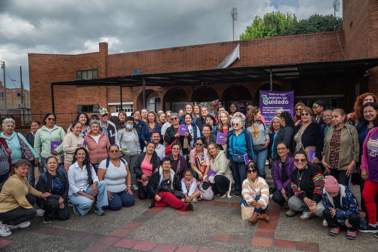 Reunión de mujeres en las Manzanas del Cuidado